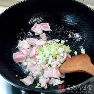 將豬肉下鍋煸炒出油 將豬肉下鍋煸炒出油