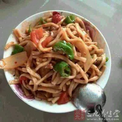 面條上鋪一層炒好的菜即可