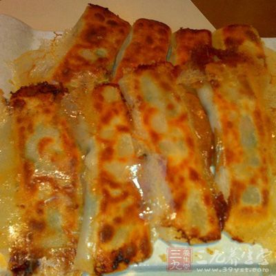 將蝦仁末、蔥花、蛋白與調味料一起拌均勻成為餡料 將蝦仁末、蔥花、蛋白與調味料一起拌均勻成為餡料