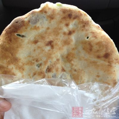 平底鍋加熱稍放底油,放入餅坯,3分後翻面,再等3分出鍋 平底鍋加熱稍放底油,放入餅坯,3分後翻面,再等3分出鍋