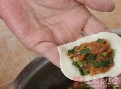取一個餃子皮放上肉餡