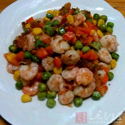 鍋中倒入色拉油，燒至六成熱的時候，放入漲發好的蝦仁迅速滑散