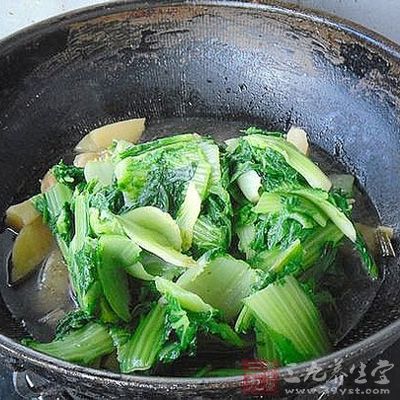 油條橫切成小段,小白菜洗淨汆水 油條橫切成小段,小白菜洗淨汆水