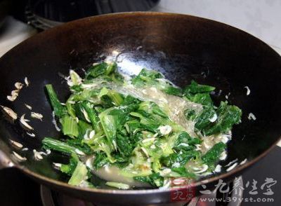 杭白菜切段,鍋入油燒熱,放入杭白菜煸炒 杭白菜切段,鍋入油燒熱,放入杭白菜煸炒