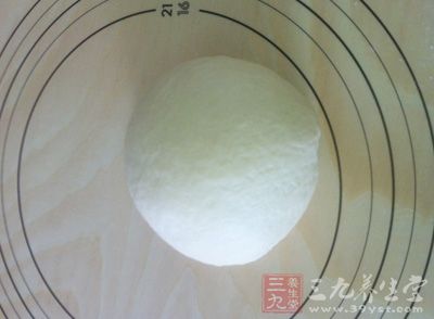用手揉和成光滑的面團