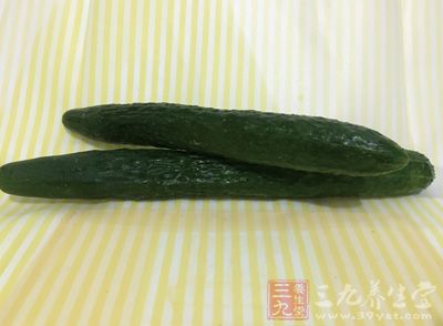 將黃瓜洗淨