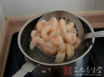 將面筋蝦仁放入沸水鍋中氽一下