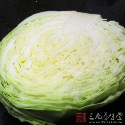 准備好半顆卷心菜和適量的粉絲