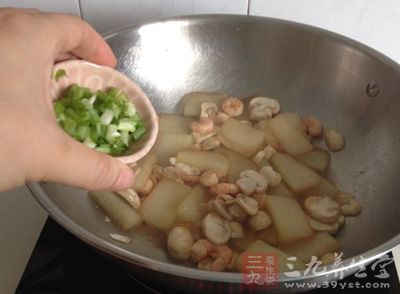 鍋燒熱,放少許的油,放入冬瓜翻炒片刻 鍋燒熱,放少許的油,放入冬瓜翻炒片刻