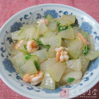 冬瓜切成粒,蘑菇切成粒,干瑤柱和冬菇分別隔夜水發好 冬瓜切成粒,蘑菇切成粒,干瑤柱和冬菇分別隔夜水發好