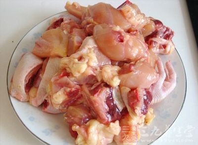 三黃雞剁開，去掉雞頭和雞腳