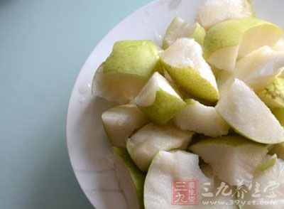 將雪梨清洗干淨，雪梨的皮不用削掉，切成四五塊即可，不要梨核