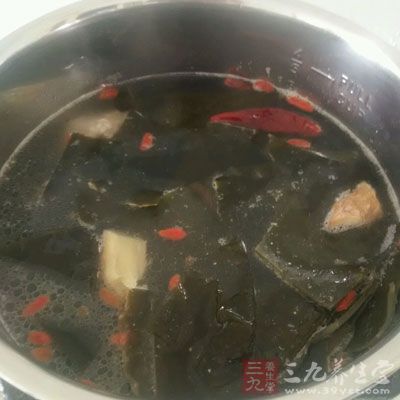 把雞爪洗干淨，海帶浸泡發，然後洗干淨打成結