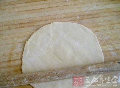 饧好的面擀薄，這是我擀好後的面片，隔著面能看到十三香盒子上的字哦