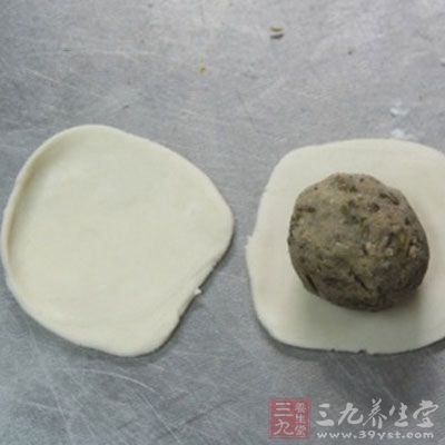 將松弛好的小面團擀圓，包入內陷收口捏緊壓扁