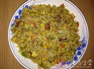 要先將調味料混合後倒入鍋中,再加入米飯,這樣米飯的味道和顏色比較容易炒均勻 要先將調味料混合後倒入鍋中,再加入米飯,這樣米飯的味道和顏色比較容易炒均勻