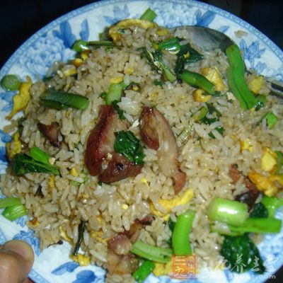 米飯碗,面線魚子少些,臘腸1根,青菜1片,醬油1匙羹,油3匙羹,大蒜1小粒 米飯碗,面線魚子少些,臘腸1根,青菜1片,醬油1匙羹,油3匙羹,大蒜1小粒