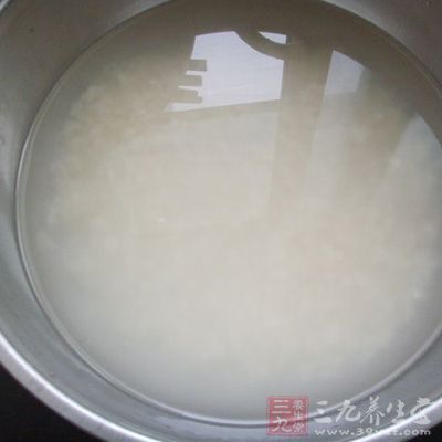將大米用涼水泡軟