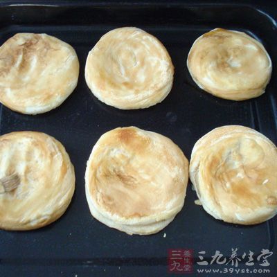 平底鍋加熱稍放底油，放入餅坯