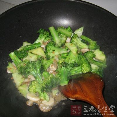 西蘭花放入加鹽的熱水，煮軟後撈出備用