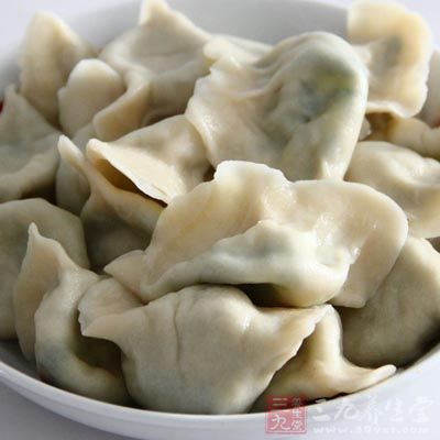 鍋內放水，水開後放入餃子，煮熟即可享用