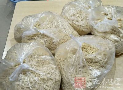 材料：面條不少於200克