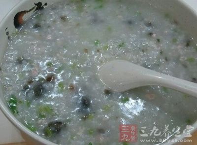 皮蛋用棉線勒成丁，肉絲用澱粉漿好備用