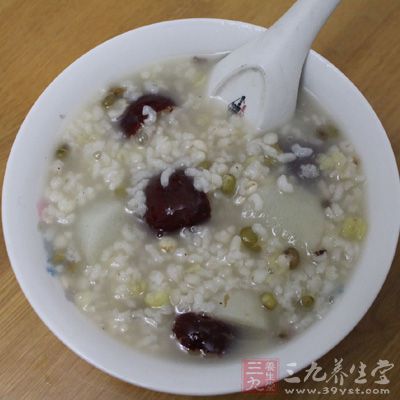 將荸荠粉和白糖入鍋攪勻，即可盛起食用
