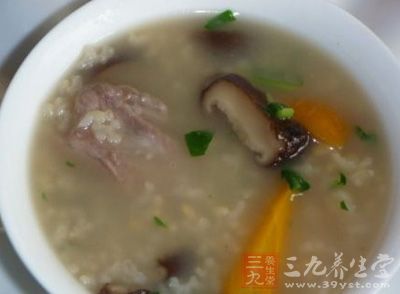 糙米提前浸泡一晚,加入大米清洗干淨,先把米類倒入湯煲 糙米提前浸泡一晚,加入大米清洗干淨,先把米類倒入湯煲