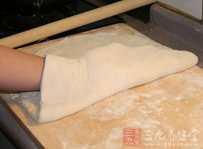 再用擀面杖把面團擀成長方形的厚度約3、4毫米左右的薄面片