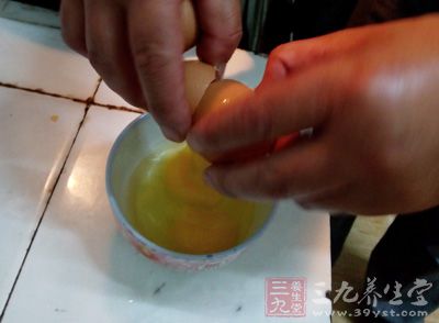 取一個大碗,將水和雞蛋放入,調勻 取一個大碗,將水和雞蛋放入,調勻