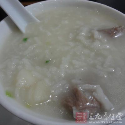 將荸荠粉和白糖入鍋攪勻，即可盛起食用
