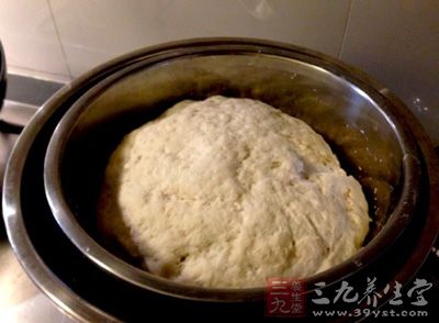 再把水和面粉混合揉成團醒發至拉開面團裡面成蜂窩狀即可
