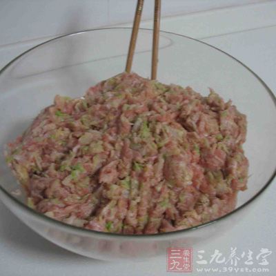 加入調料攪拌均勻，餡就OK啦