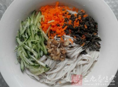 把泡在冰水裡的面撈出瀝干，澆上點色拉油拌勻