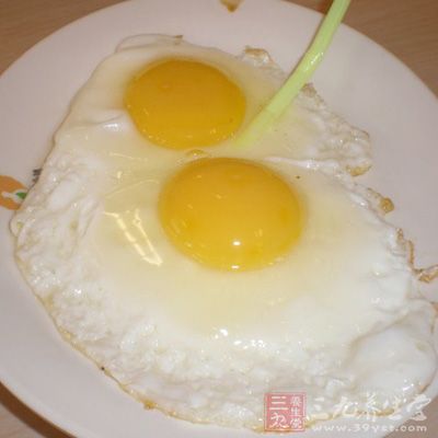 熱鍋,所謂熱鍋就是鍋裡什麼都不放,把鍋燒的很燙很燙 熱鍋,所謂熱鍋就是鍋裡什麼都不放,把鍋燒的很燙很燙