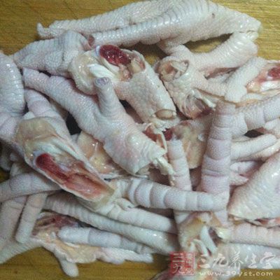 將買回來的雞爪清洗干淨之後去掉雞爪尖