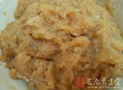 將雞脯肉洗凈，剁成細泥，備用