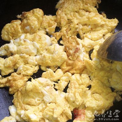 將三個雞蛋放入少許鹽打勻，入油鍋翻炒，最好炒碎一點
