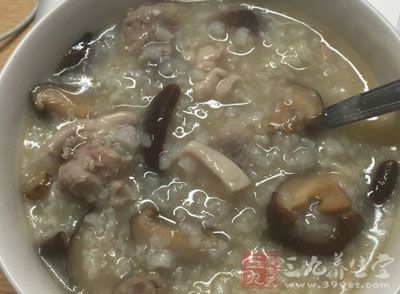 .炖到香菇熟了，加鹽和雞精調味，下雞肉和蔥花，順著一個方向攪拌