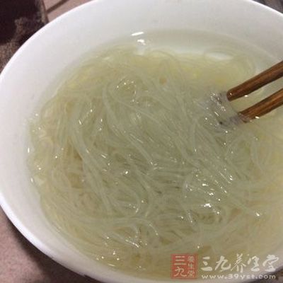 放入沸水裡煮至熟,撈出過涼