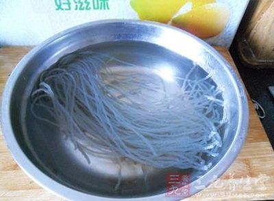 紅薯粉用水提前泡著