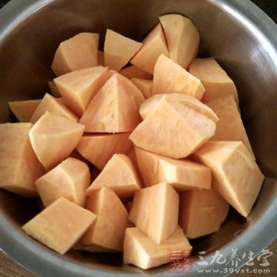 將紅薯洗干淨, 對半切或是切成三大塊