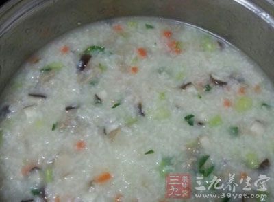最後加少許雞精拌均勻關火