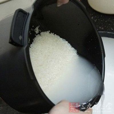 把米用水淘淨