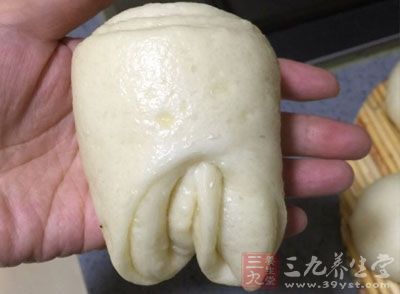 涼水入鍋，先饧發20分鐘。再開火開始蒸，開鍋後蒸15分鐘。關火焖3分鐘即可