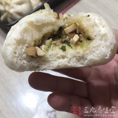 水開後大火蒸10分鐘關火，5分鐘後開鍋拿出包子