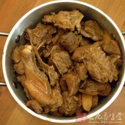 大火煮開後改中火收湯汁，把桂皮、大料撿出不要，最後加入雞精即可盛盤，紅燒鴨子做好了