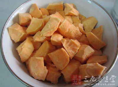 紅薯去皮切成1公分左右的塊
