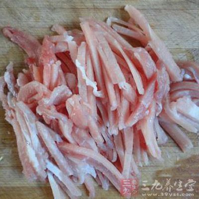 五花肉切成絲